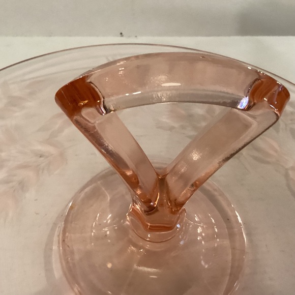 Pink glass hopes handle sandwich plate - Picture 3 of 5